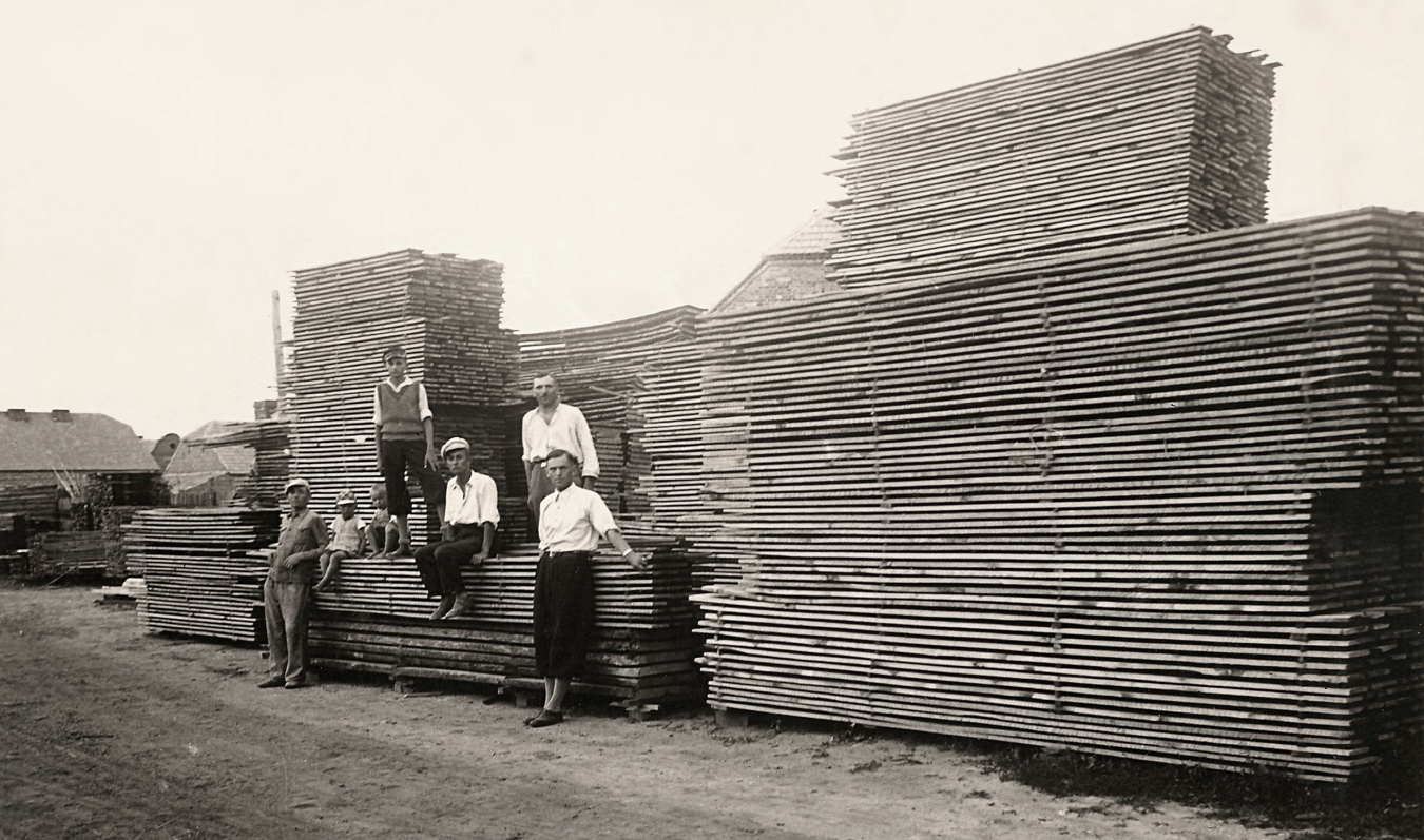 Historic photo of the WALCZAK sawmill from the 1930s